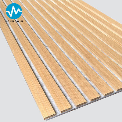 Pannelli di parete in legno di quercia acustico a lastra con feltro grigio chiaro legno naturale per soggiorno