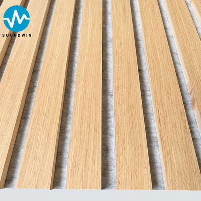 Pannelli di parete in legno di quercia acustico a lastra con feltro grigio chiaro legno naturale per soggiorno