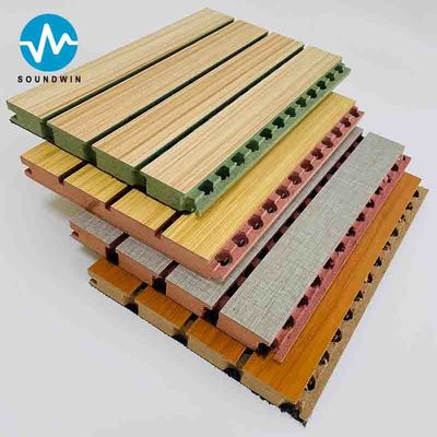 Rivestimenti acustici di pareti in legno a scanalatura per auditorium